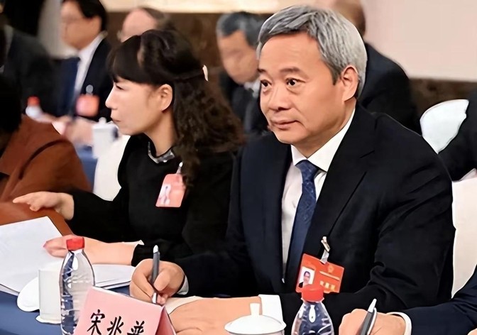 2009年，他偷偷挪用9700万公款，此事被央视曝光后，不但没有牢底坐穿，反而被