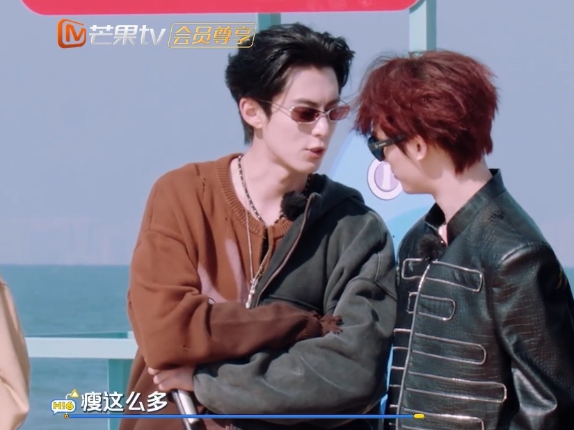 王鹤棣的腹肌被丁程鑫认证了丁程鑫看着王鹤棣说真是瘦了，结果俩人就这么你挑逗他上手