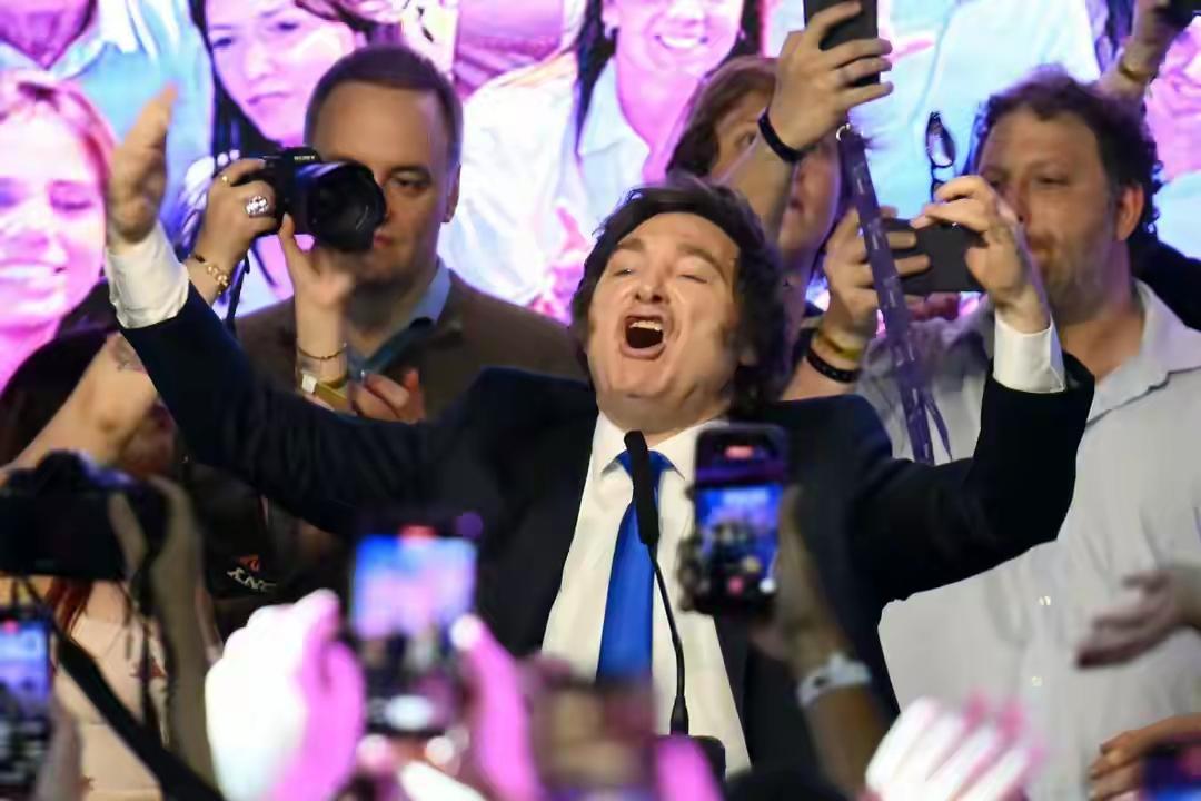 有人大骂，有人想弄他，但是饿过肚子的阿根廷民众还是选择了米莱，因为口号不能让人吃