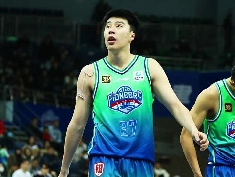 CBA最新消息：据知名篮球自媒体人球圈赵探长报道，北控男篮内线杜伯超即将租借加盟