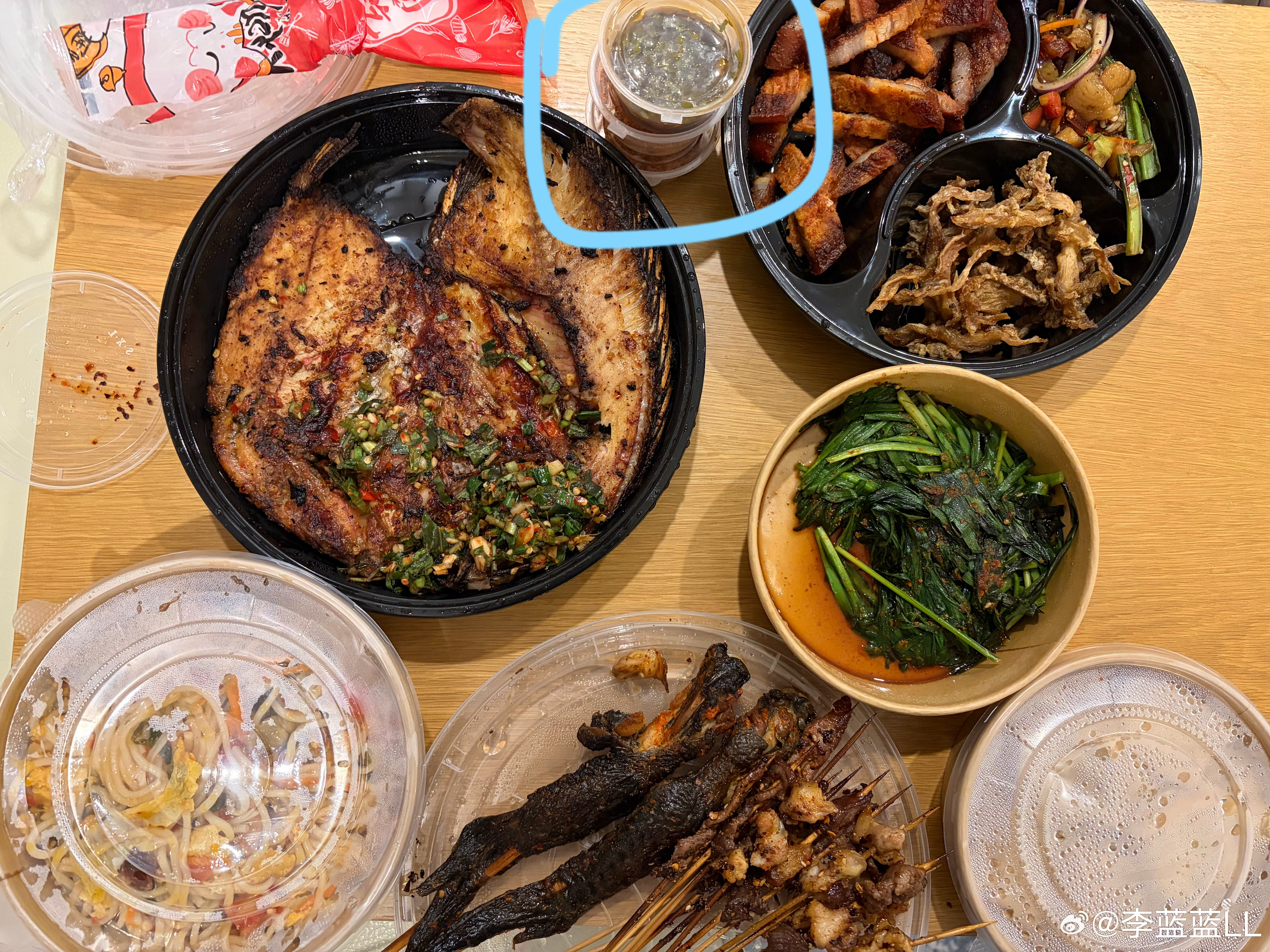 云南烧烤看着一点不辣，结果直接给我辣到崩溃😫我本来还挺能吃辣的，吃完肚子痛，上