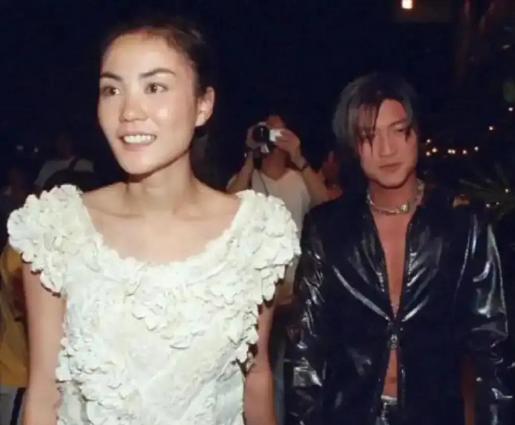 李亚鹏输得不冤，看完王菲谢霆锋的机场照就懂了。一个拼命给仪式感，一个自然流露亲