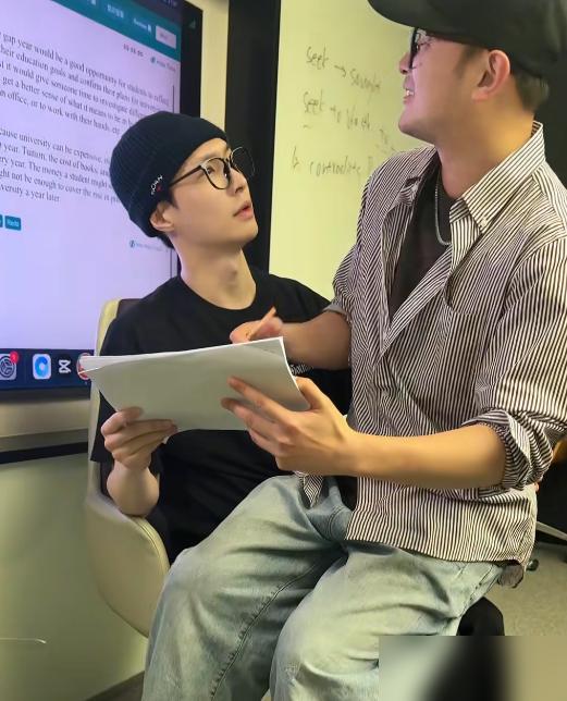 张艺兴昨天发了条搞笑视频，抱着英语老师Ben坐椅子上，一本正经问“咱们这么学习对