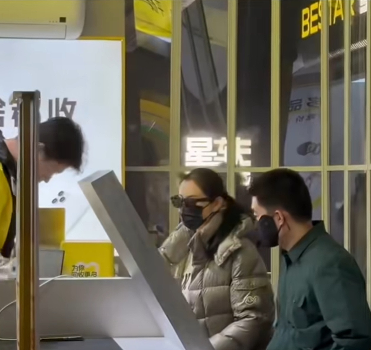 理想汽车CEO李想被拍到在商场和老婆回收二手机，百亿富豪也这么会过日子的嘛