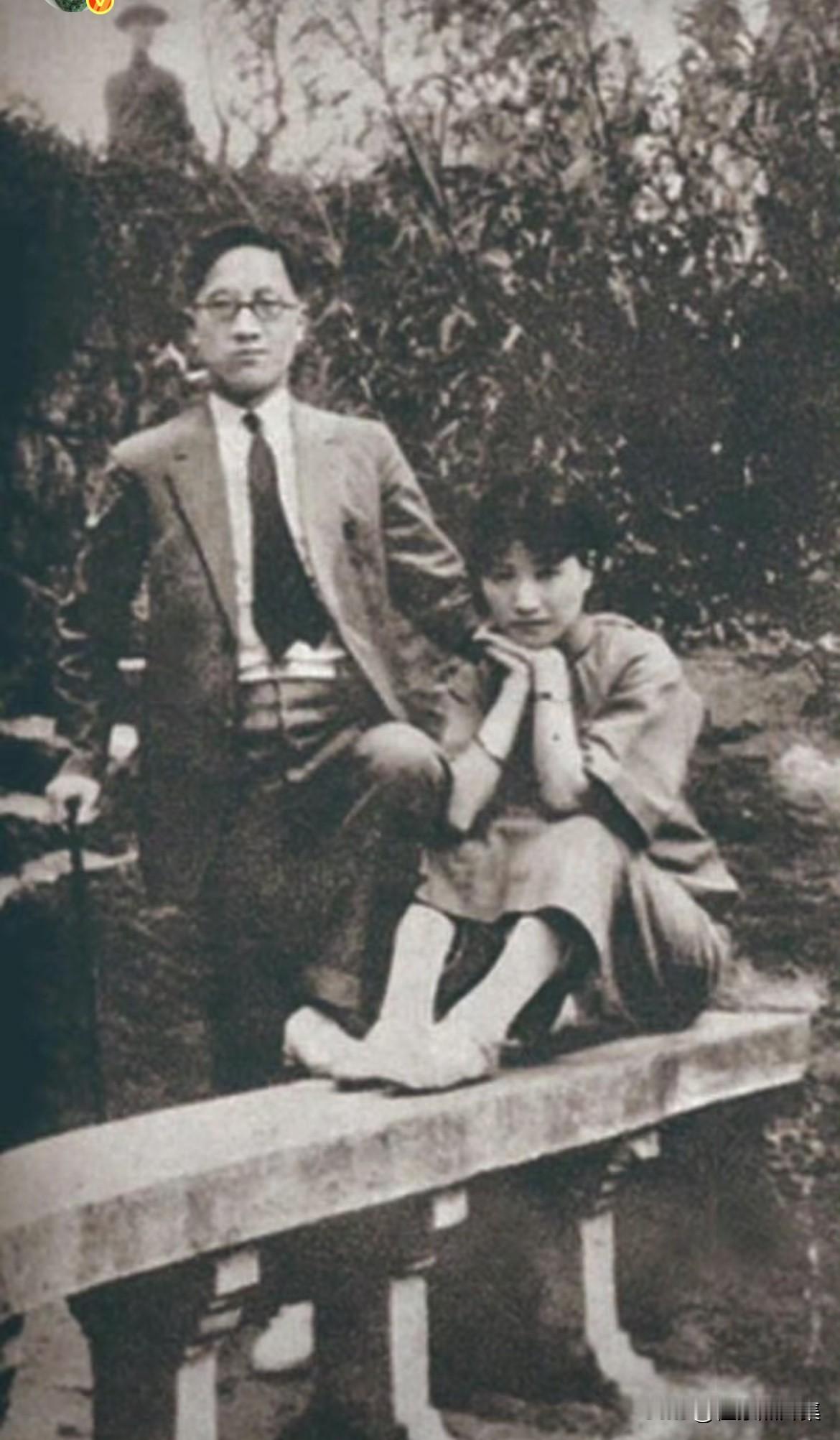 徐志摩与陆小曼在西湖游玩的老照片，郎才女貌，十分登对。徐志摩与陆小曼于1924年