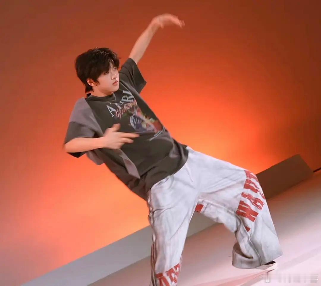 🎀stf没事吧，这是在给张函瑞倒油吗？sdfj有史以来身材最差的人出现了，太令