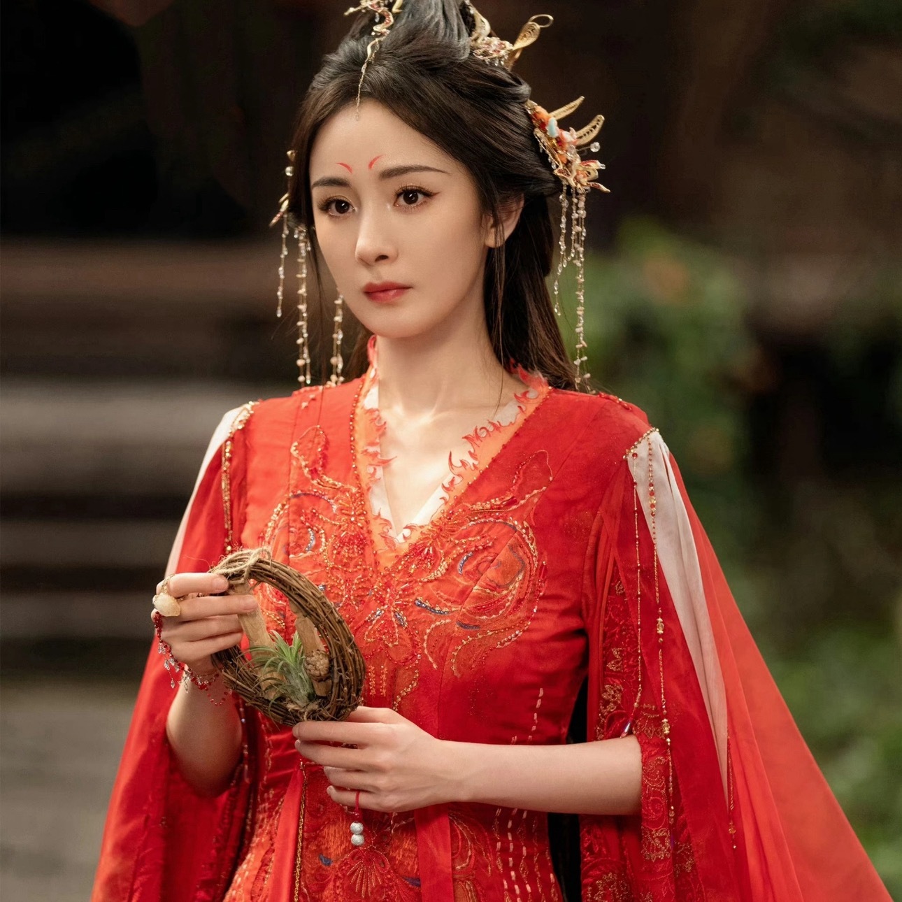 杨幂你有我这只狐狸就可以了大秘密你不要跑我抓到你的狐狸尾巴了这一身红色真的很灵