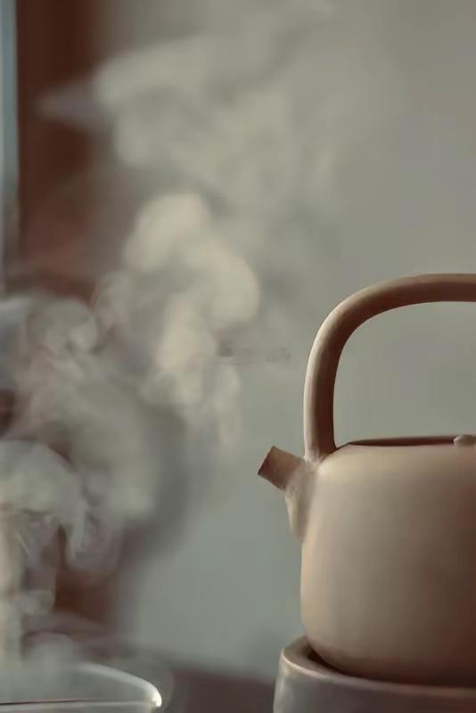 人生八闲：一闲，坐窗听雨声；二闲，煮茶看云起；三闲，沿河慢看柳；四闲，灯下翻闲书