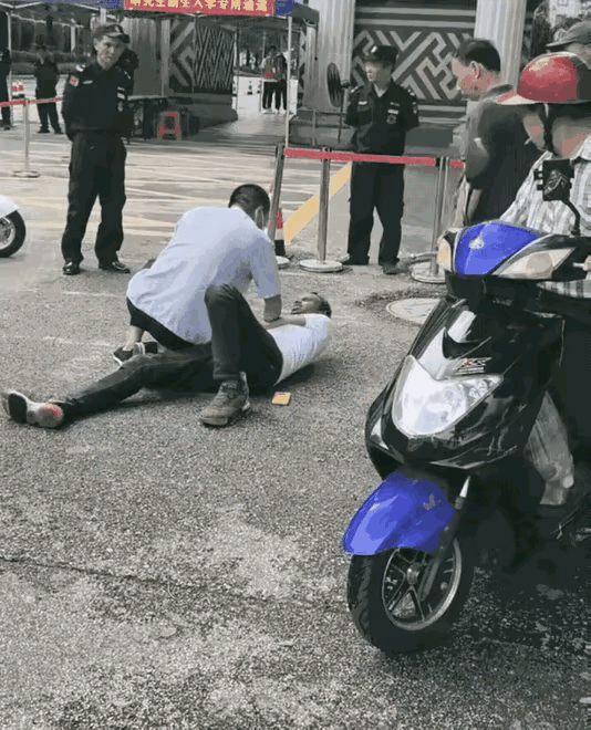 “中国没有白嫖！”非洲留学生在广西打出租车，下车时拒绝付钱。因为充满优越感的他，