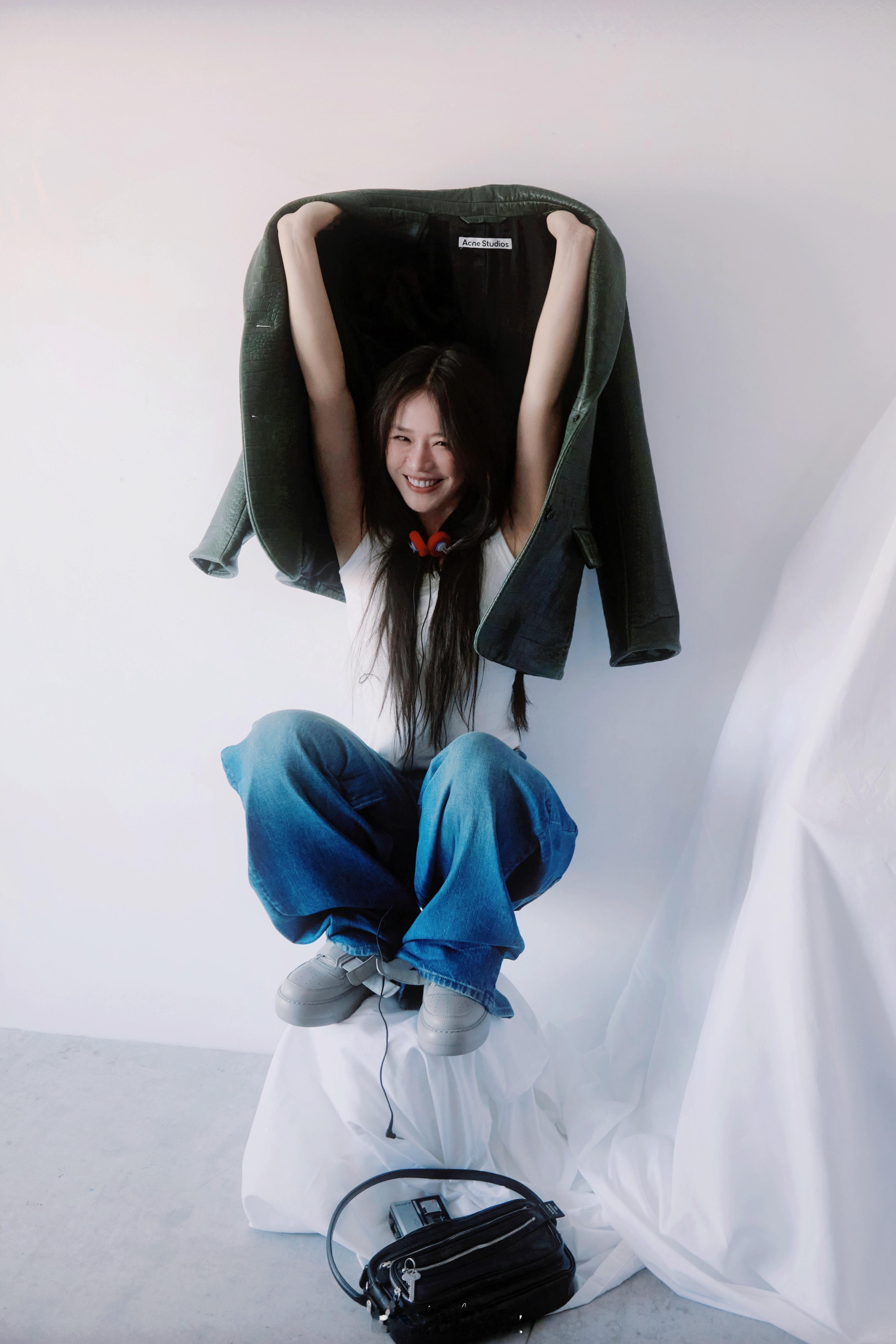 马思纯好明媚的一张脸她笑起来的时候苹果肌鼓鼓的，眼睛亮亮的，整张脸明媚得像夏日