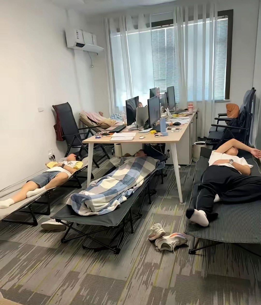 男女同一个办公桌午休，不尴尬吗？