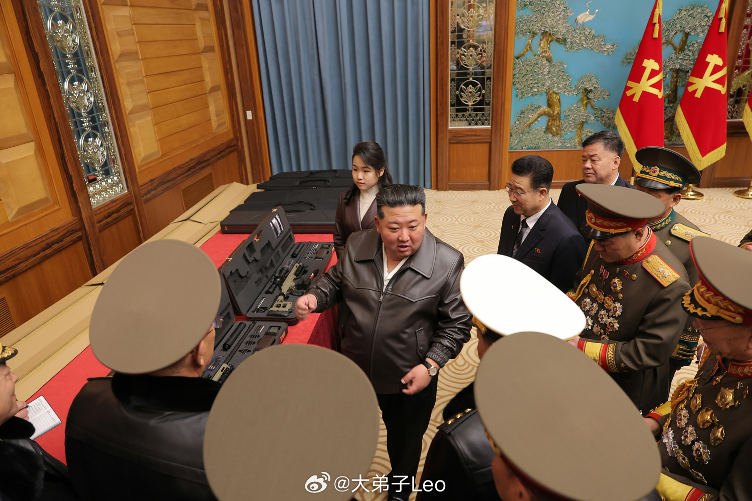 金正恩同志向主要领导干部和军事指挥员赠送朝鲜新一代狙击步枪热点现场