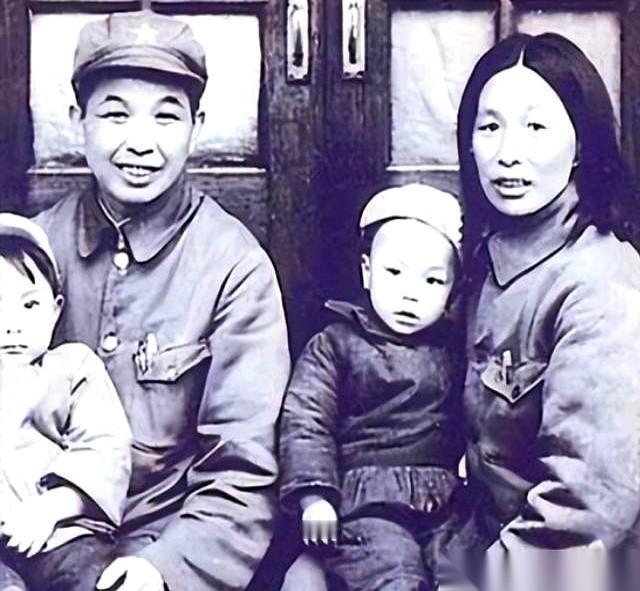 他成了将军，衣锦还乡。而她，那个他以为早就死了的原配，正拎着猪馊桶，满头白发。