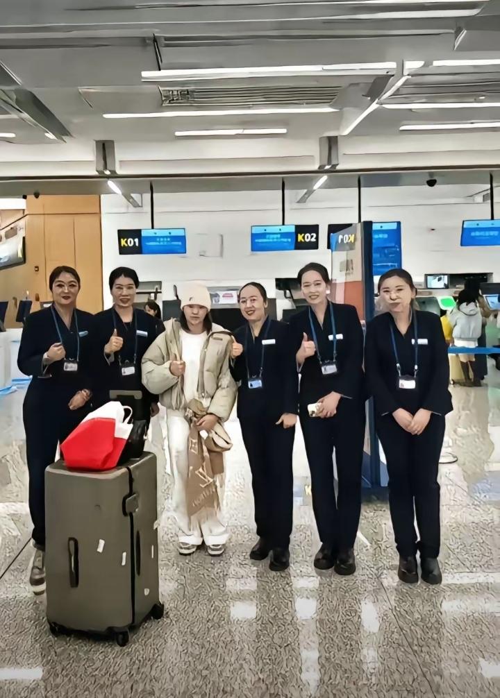 看到全红婵和空姐们的合影留念太甜啦！画面简直不要太美好！中国人都喜欢这个冠军宝宝