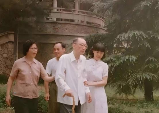 1984年，85岁高龄的聂荣臻元帅在玉泉山疗养。一张珍贵的照片记录下了他与家人在