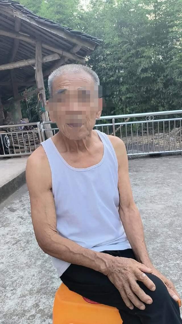 山东济南，85岁赵大爷遭老伴家暴了大半辈子，经常被打得下不了床，大爷实在受不了了