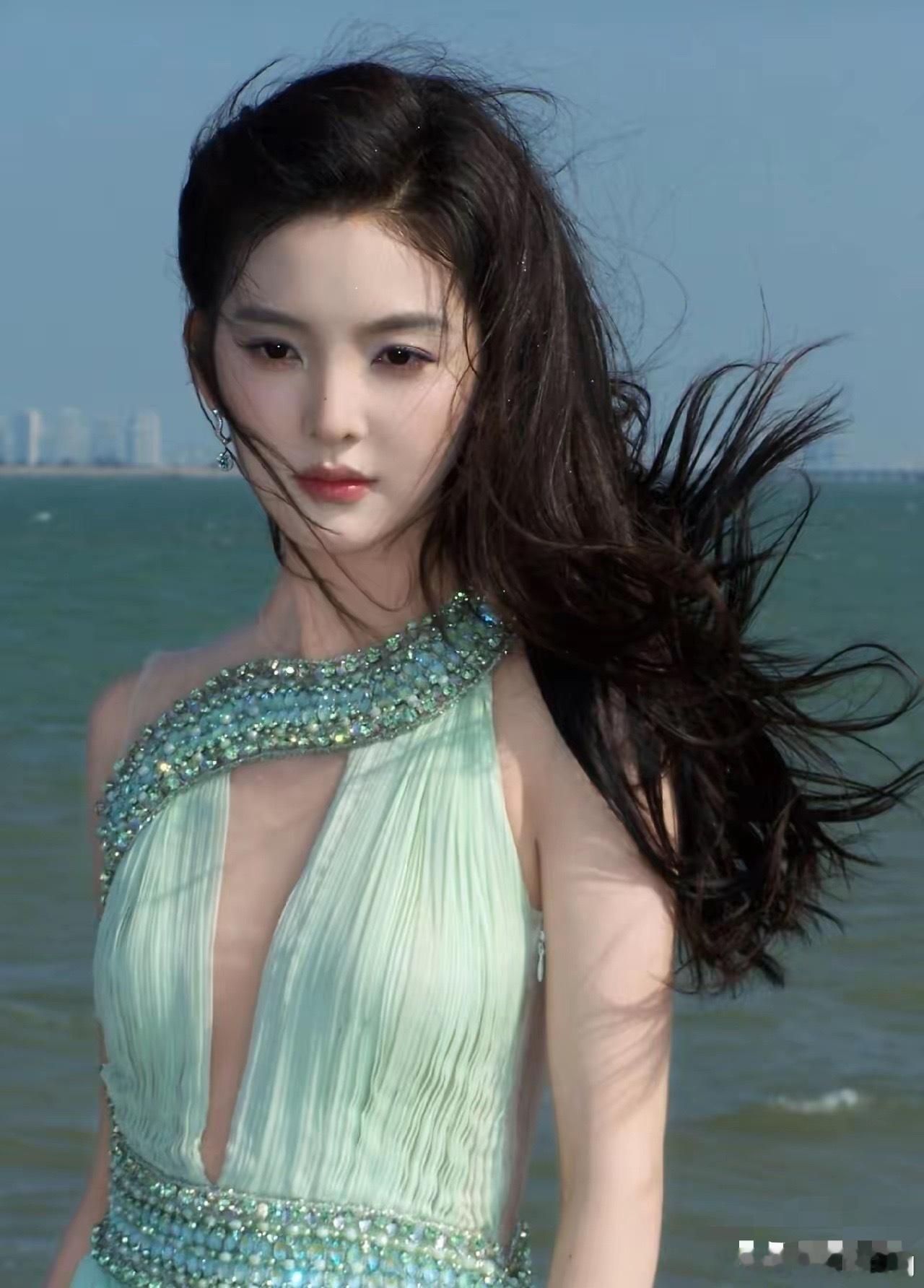 章若楠跨年晚会美爆了！突然发现她的颜值真的被低估了。其实她每次出场就没丑过，拍撕