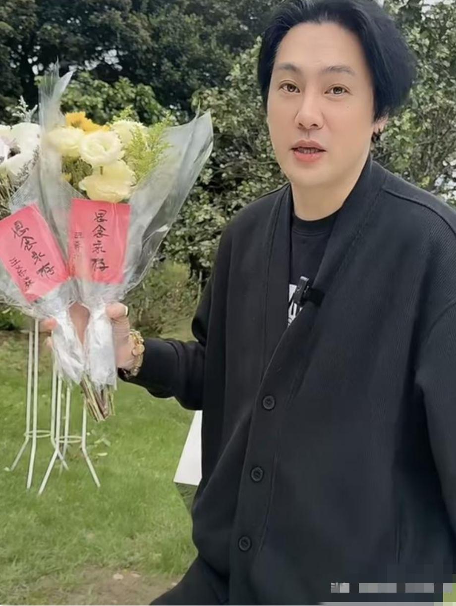 真是很有意思，清明节湾湾主播手拿鲜花去金宝山看望大S和高姓朋友！这位主播祭拜的