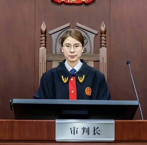 这个判决非常的不合理，第一，这个四叶花瓣属于通用型图案。在中国很多院子窗户和艺术