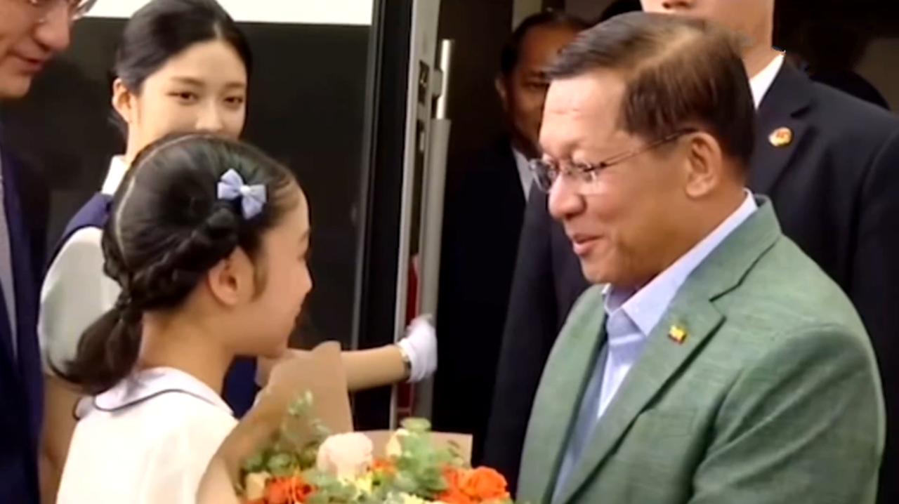 缅甸总统敏昂莱下车穿薄荷绿西装超年轻！6月17日下午，缅甸总统敏昂莱抵达上海