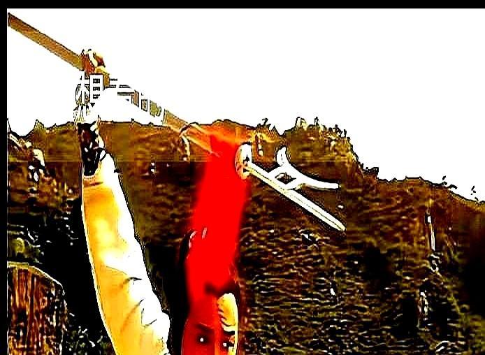 杨康死时抱着郭靖的枪。83版射雕里，郭靖抡的是杨家枪，杨康耍的却是郭家戟。