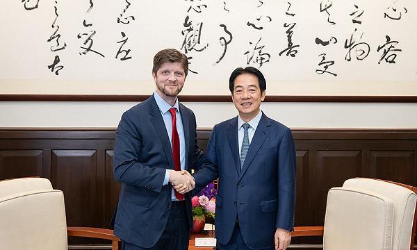 美军定调“在台海克制”且“倾向不出兵协防台湾”，赖清德们彻底慌了！赖清德紧急接受