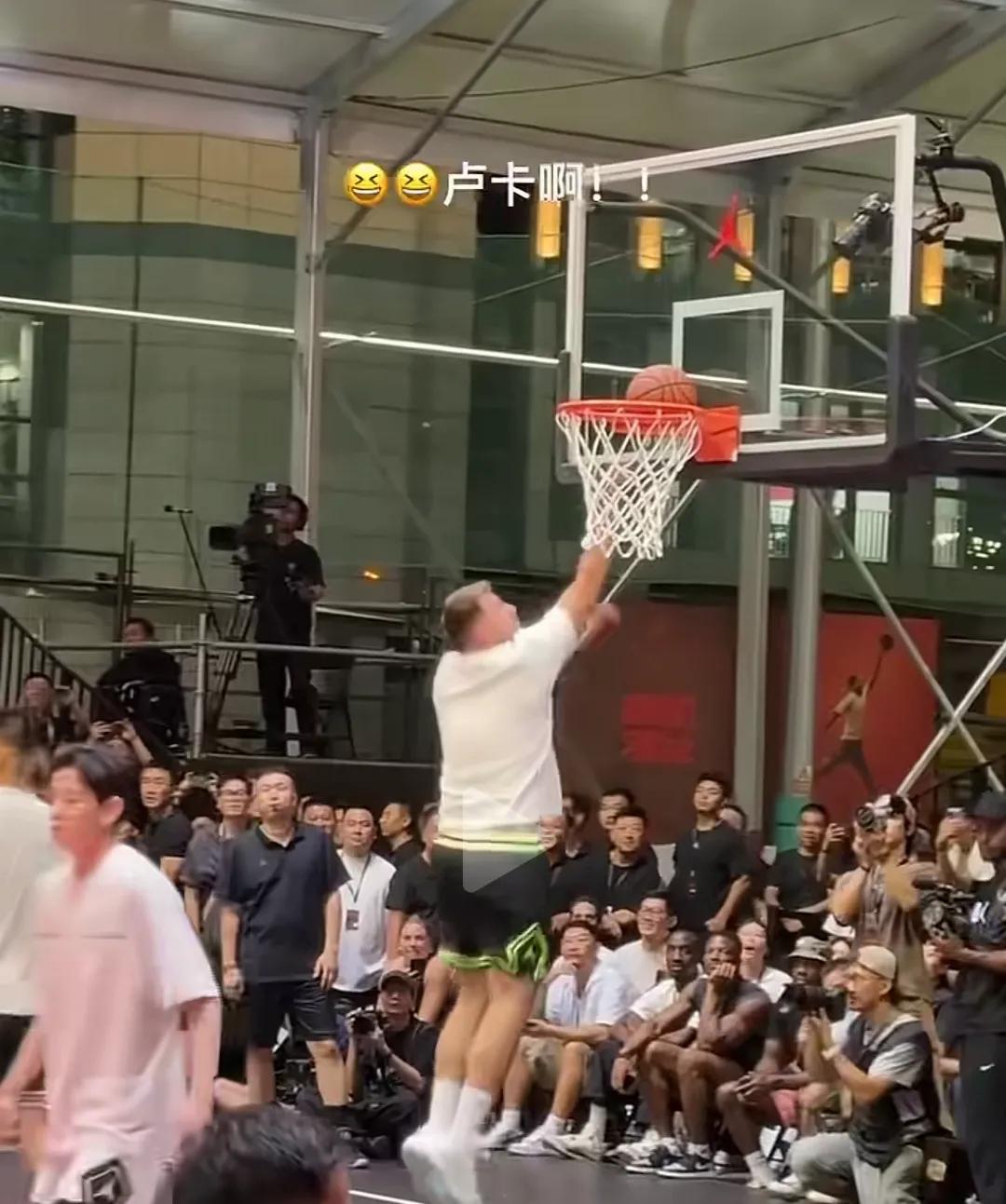 东契奇的这弹跳太感人了！篮球卡脖子了，东契奇连续两次跳起来都没有拨到球，东契