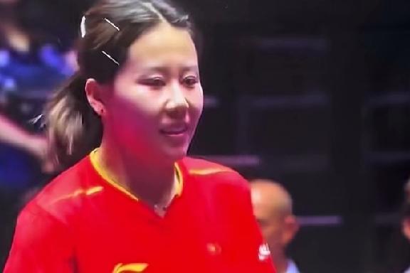 比赛暂停的时候，陈幸同看都不看教练，走到放毛巾的地方，自顾自己擦汗，那个时候教练