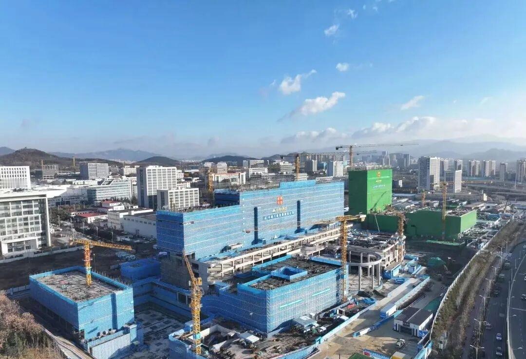 近日，青岛市崂山区人民医院项目主体结构顺利封顶，这标志着项目建设从基础主体施工阶