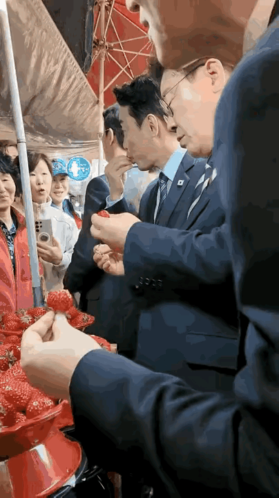 为什么要去雄性化？原因很简单，娘娘腔的个子再大，没有了血性他就会变得柔弱无力