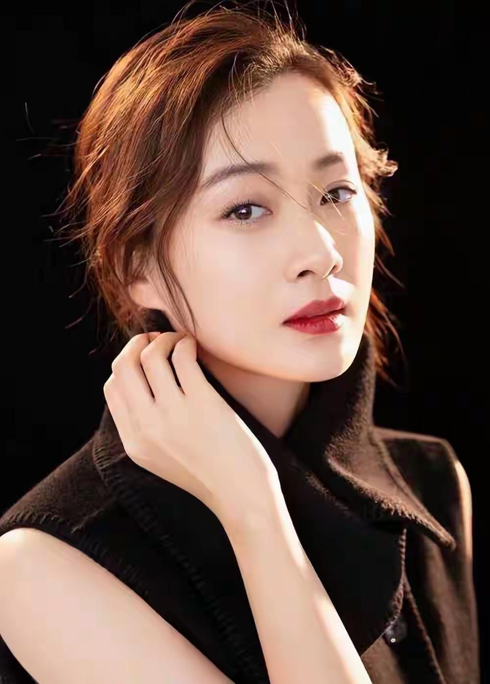 徐梵溪的演技真的没得说。在《以法之名》里，她虽不是主角，一出场却惊艳众人。这部剧