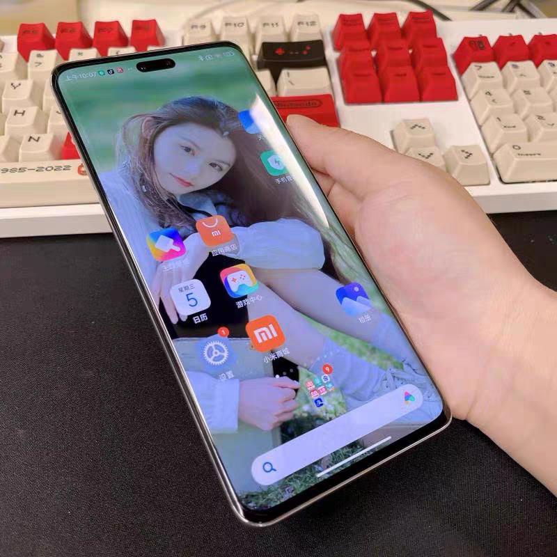 手机到手后要不要升级系统？有两方观点，一方坚决不升，就用出厂的系统，说续航和拍照