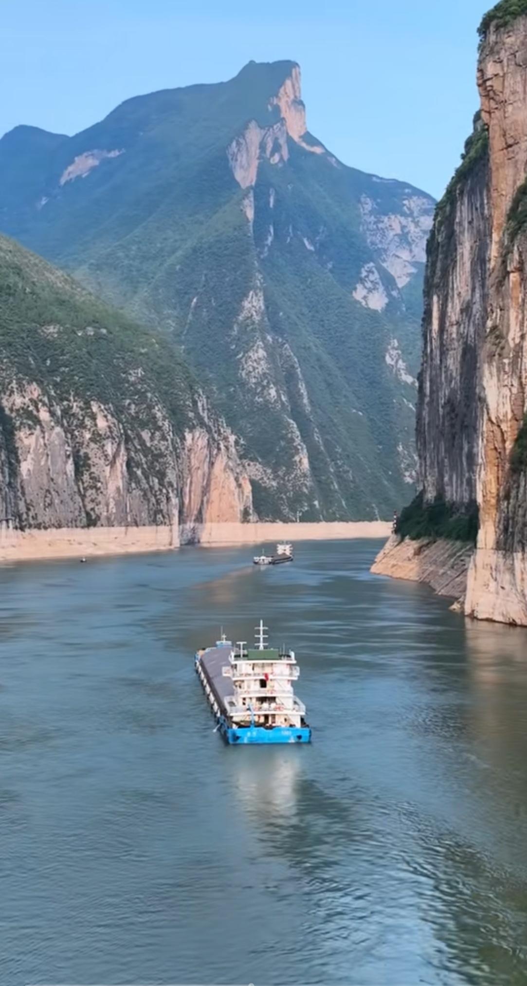 大美中国，锦绣河山，牢记历史，勿亡国耻。凝心聚力，壮我中华，同仇敌忾，共同对外。