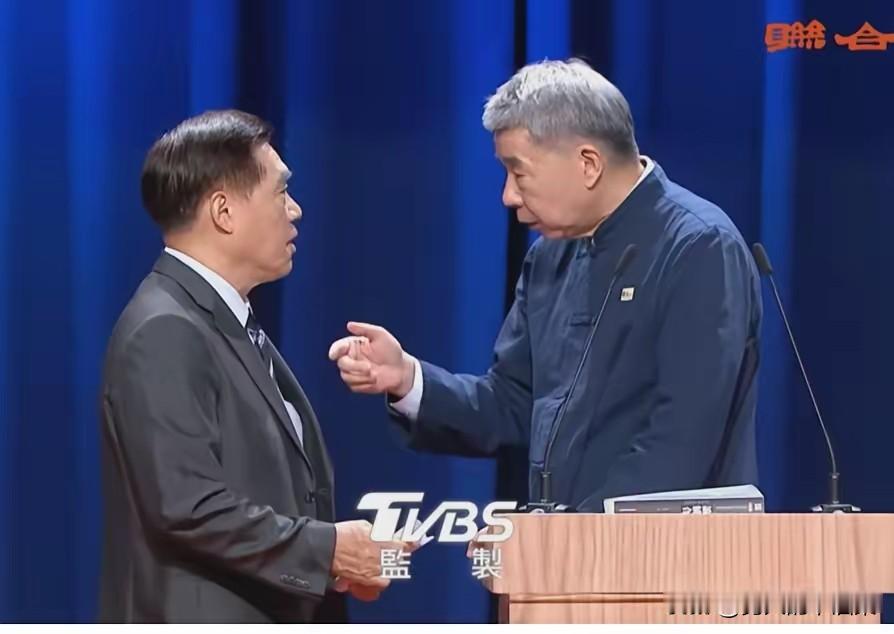 昨天辩论会结束，郝龙斌转过头面向张亚中，两个人发生了激烈的争吵。话筒都消音