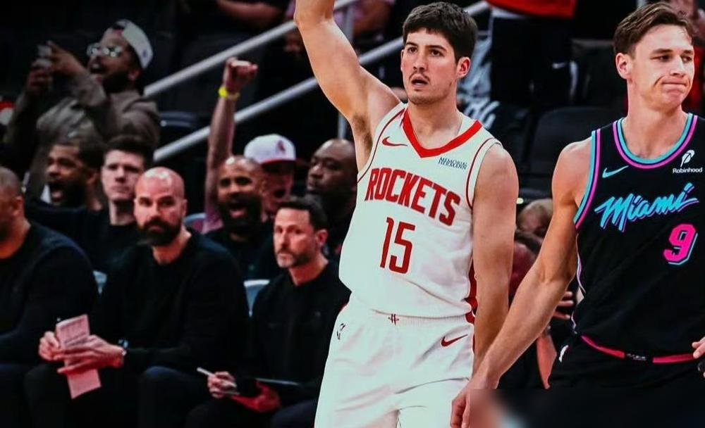 杜兰特指着申京的头，摊手骂他脑子有问题。1.85亿签下的核心，就这么被当众羞辱了