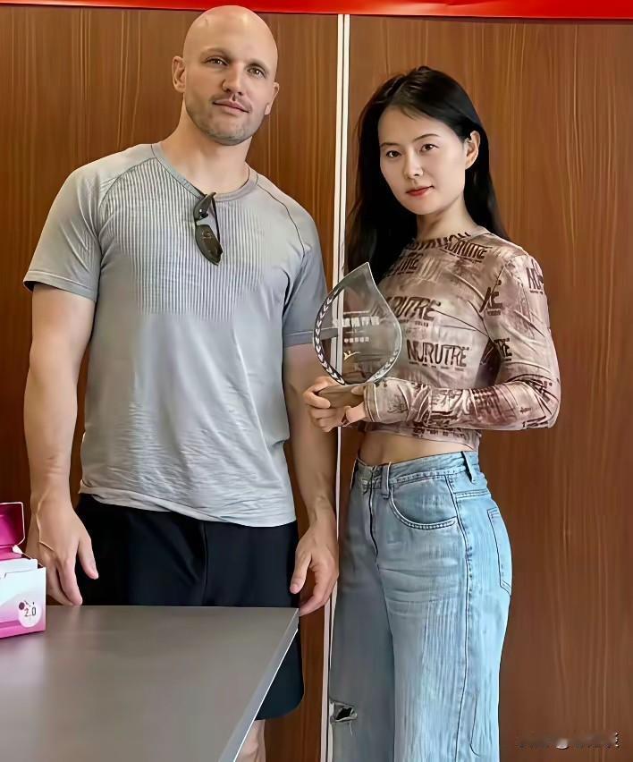 回旋镖终于打到了自己身上。网红小易曾经在网上大肆地秀自己跟自己的外籍丈夫如何的恩