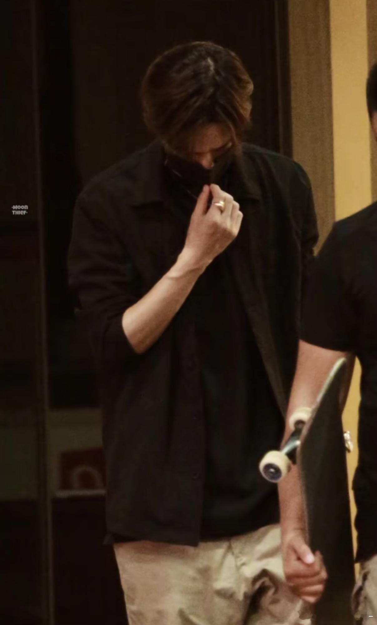 卧槽王一博已婚感爆棚的两张图！！！🥵🥵