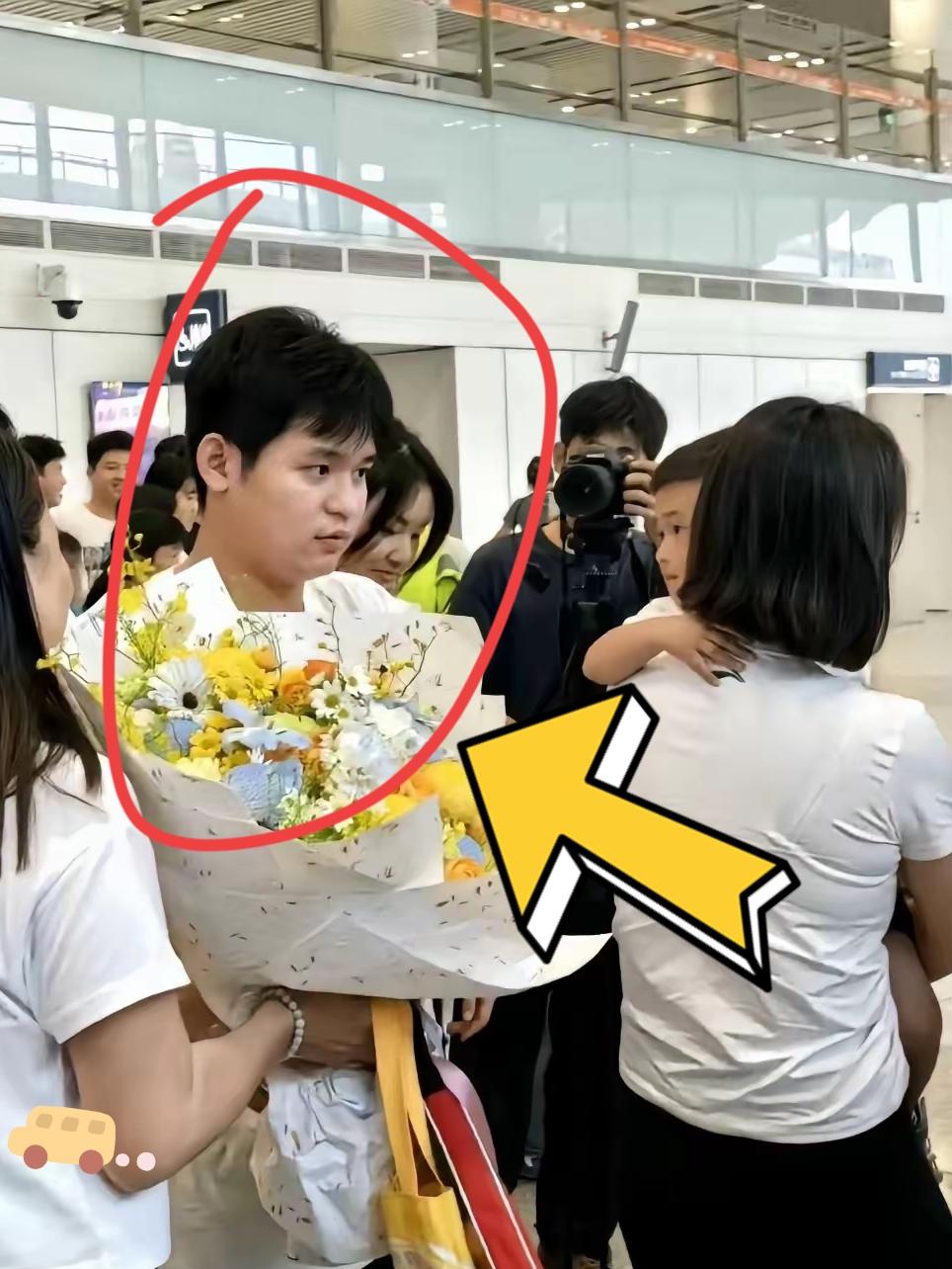 林诗栋夺冠回国，出机场那一刻，所有人都看傻了…​他没扑向人群里的亲妈，而是单