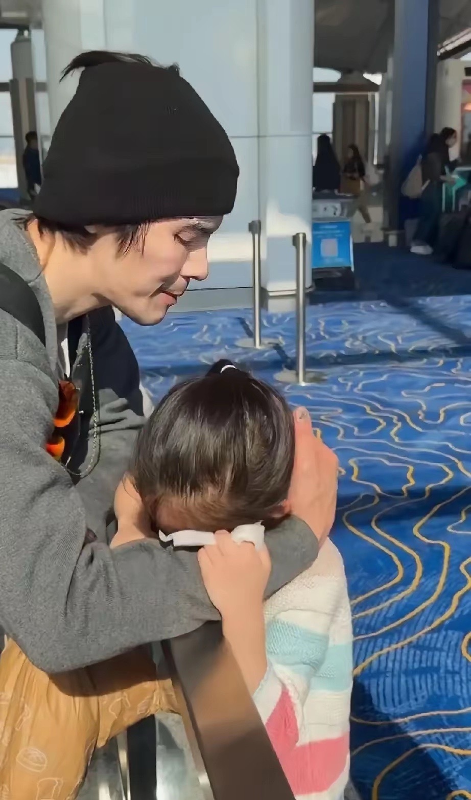 看着向佐和女儿抱头痛哭才懂，郭碧婷和他两地分居，最难受的还是孩子。给爷爷过完生日