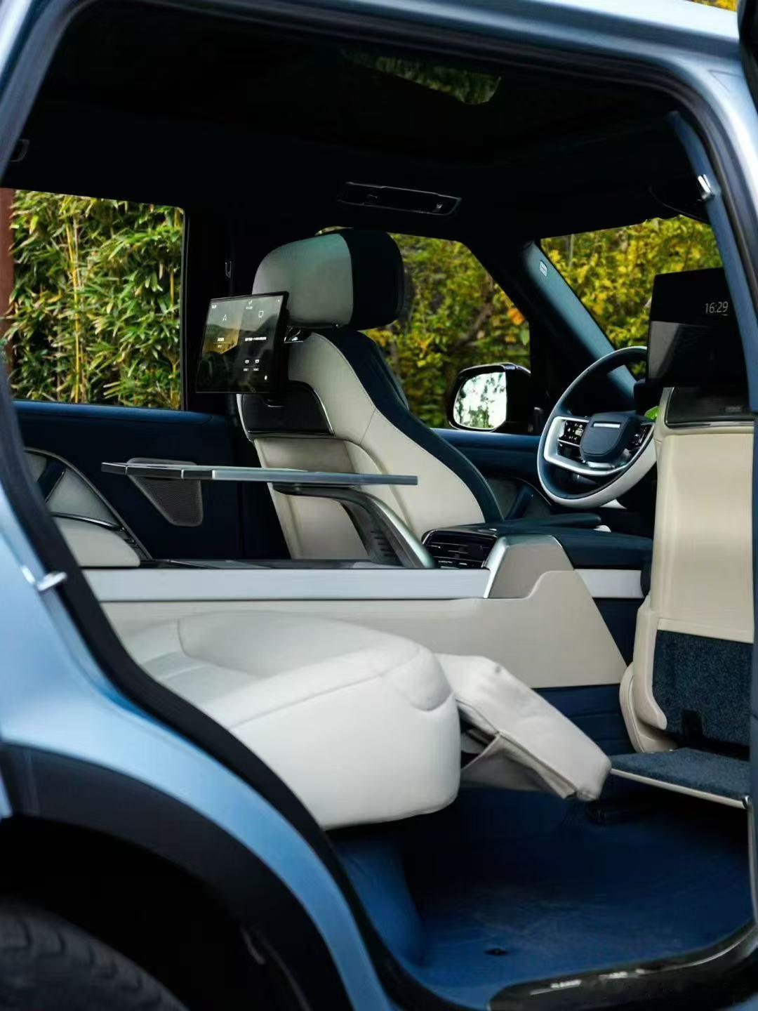 路虎揽胜sv25款十周年高定版，25年上牌，7000公里，配置：爱奥尼亚银渐