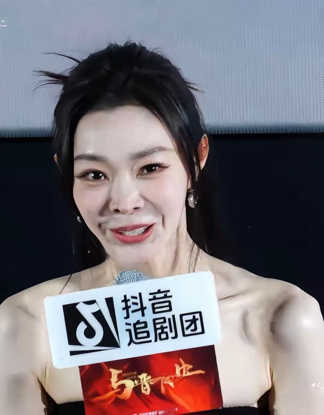 宋轶这脸这是怎么了？这脸怎么看上去这么惨不忍睹呢？实话实说，虽然宋轶在内娱女明