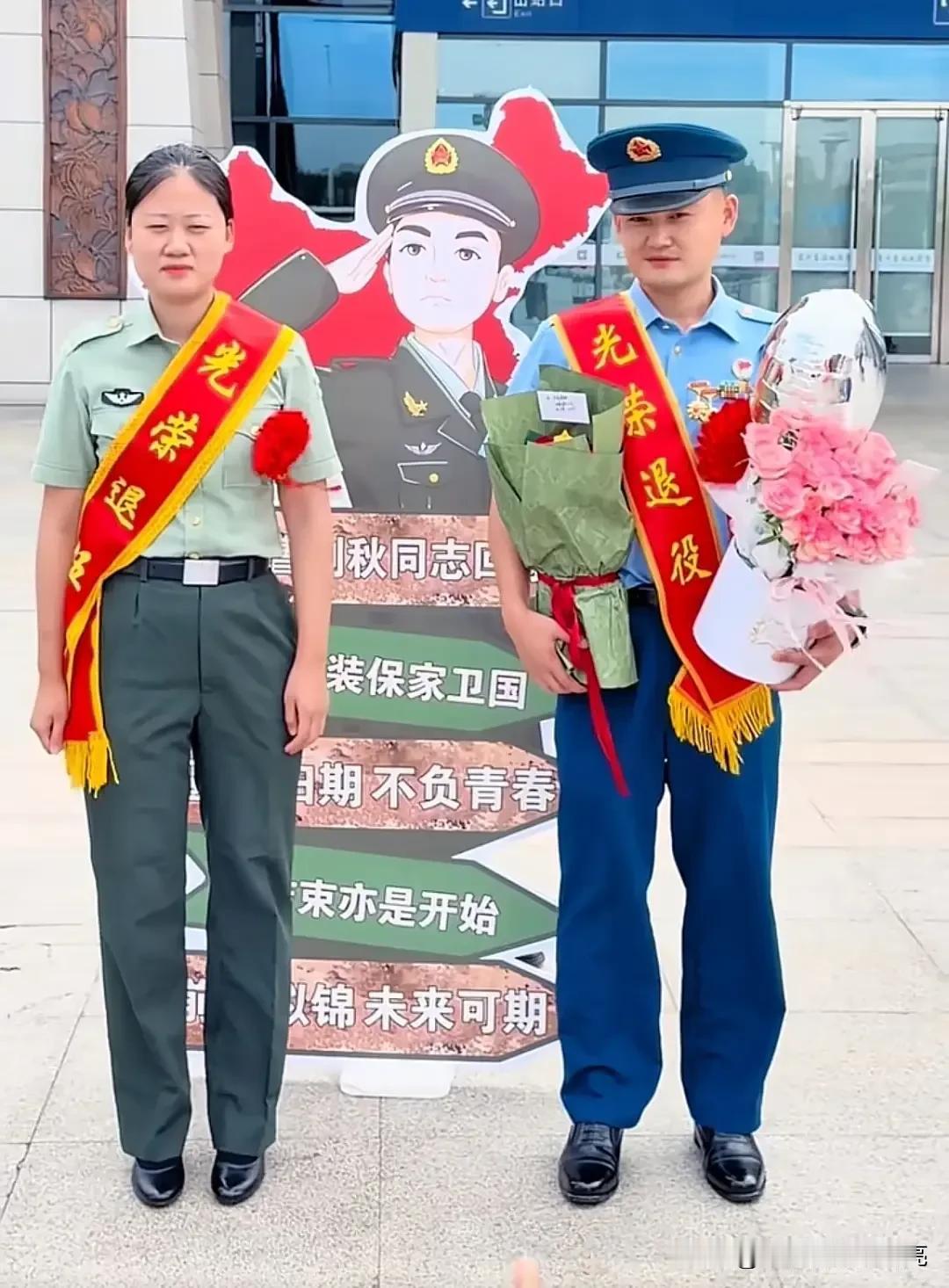 安徽宿州东站两名服役十二年的退役军人，一男一女同时退伍，坐同一次车回同一个地方的