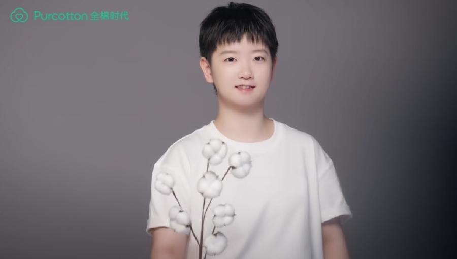 莎莎这个发型真好看，这不就是龙队嘴里的那个“乖萌萌”吗？真是实至名归，纯白