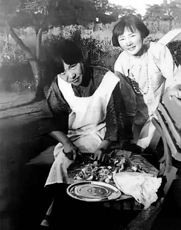 1925年，两位大才女林徽因和冰心一起野炊。​​​