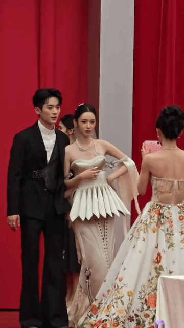 丞磊是真的很喜欢周也，合照时手立马放到周也腰上，周也的手正好撑在腰上，被丞磊霸气