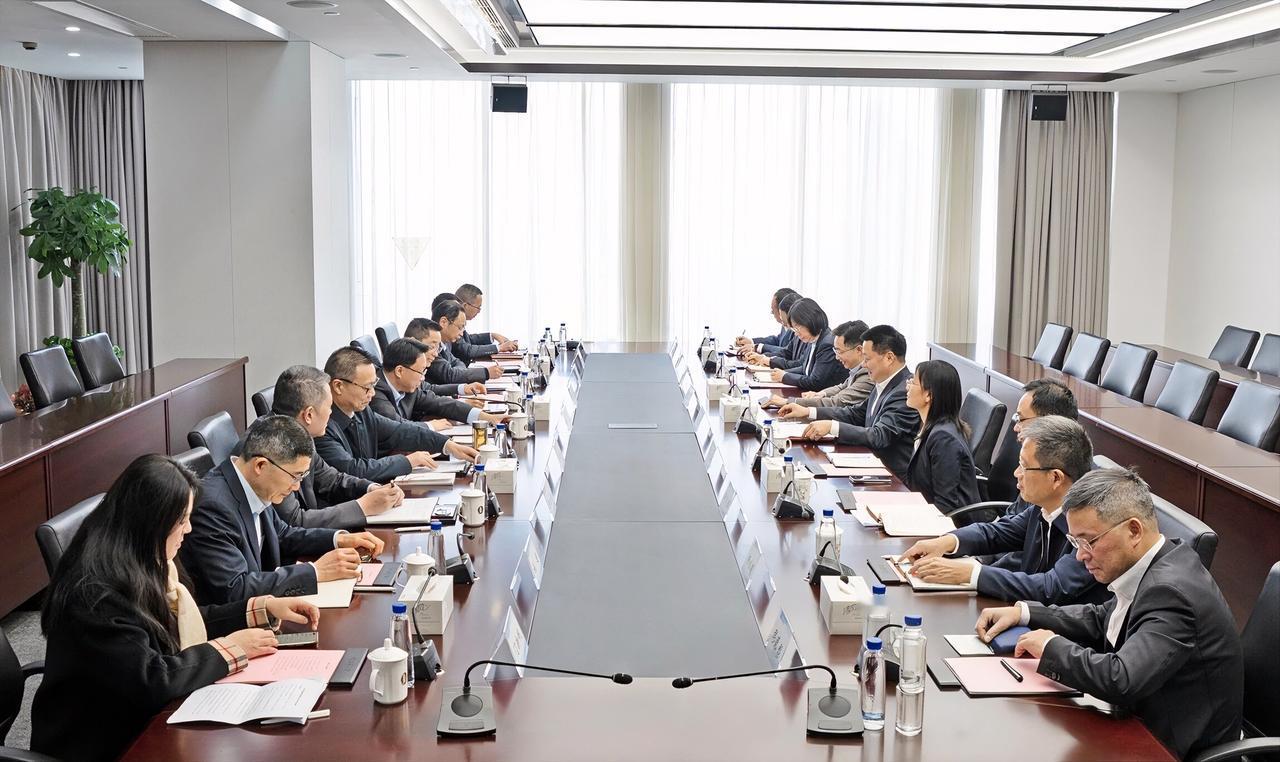 1月28日，江苏交控党委书记、董事长王先正与南京银行党委书记、董事长谢宁一行，在