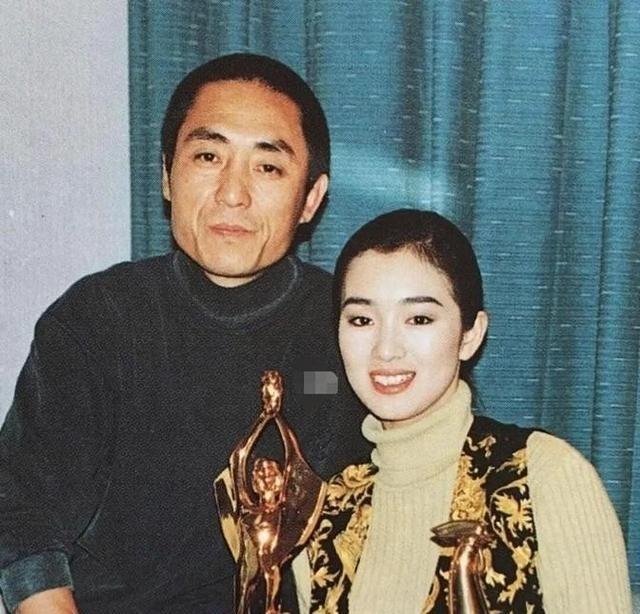 1995年，同居8年后，巩俐卑微地向张艺谋说：“结婚吧，我给你生三四个孩子！”谁