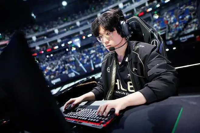 HLE止步S15八强,这也是Zeus职业生涯首次止步全球总决赛八强,对此Zeus