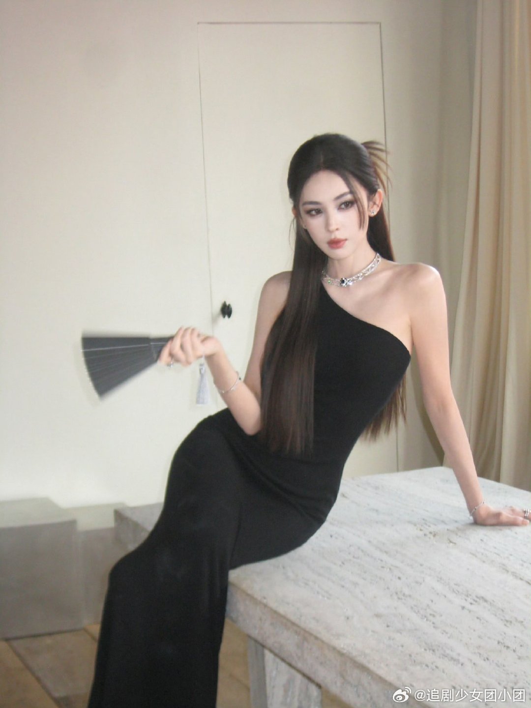 娜扎性感小黑猫娜扎又在用脸杀人了猫系美人娜扎上线！一身黑打造性感小黑猫氛围感，眉
