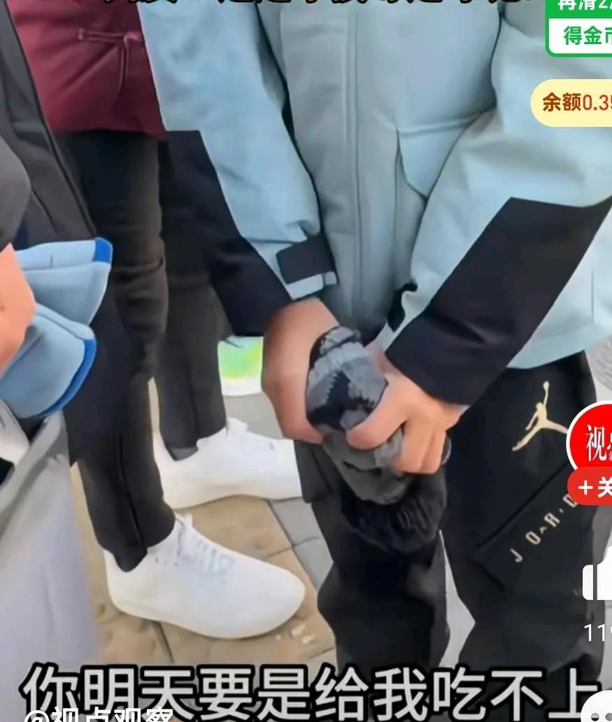 男孩由于没有吃到自己想吃的面包，当场威胁奶奶，你今天必须死，孩子看到自己想吃的